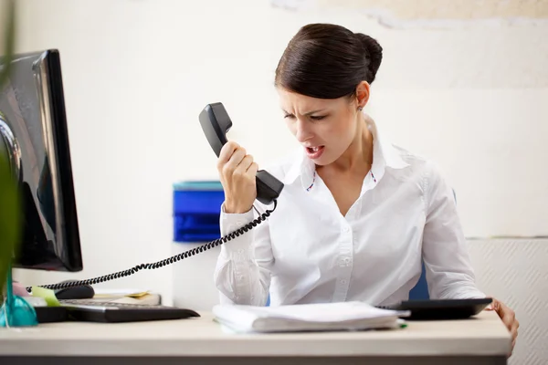 Boos vrouw schreeuwen op telefoon — Stockfoto