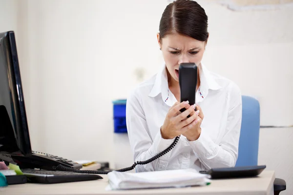 Mujer enojada gritando al teléfono —  Fotos de Stock