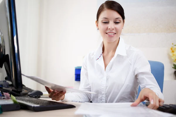 Beautiful business woman looking at papers — Stock Photo, Image