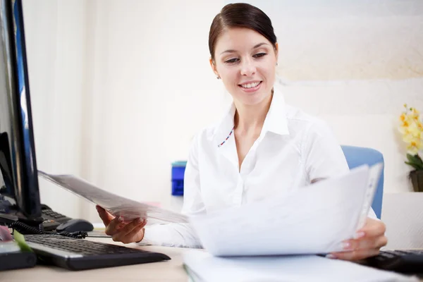 Beautiful business woman looking at papers — Stock Photo, Image