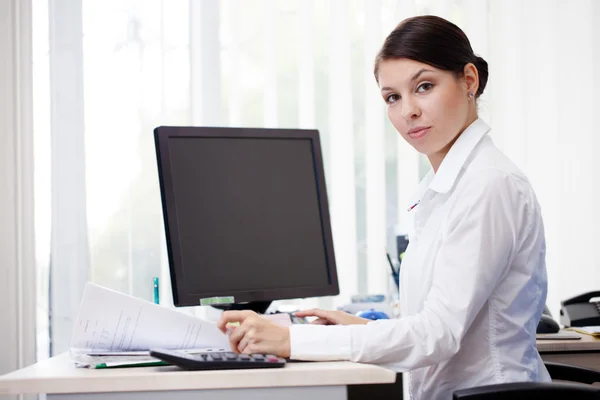 Jeune femme d'affaires travaillant dans le bureau — Photo