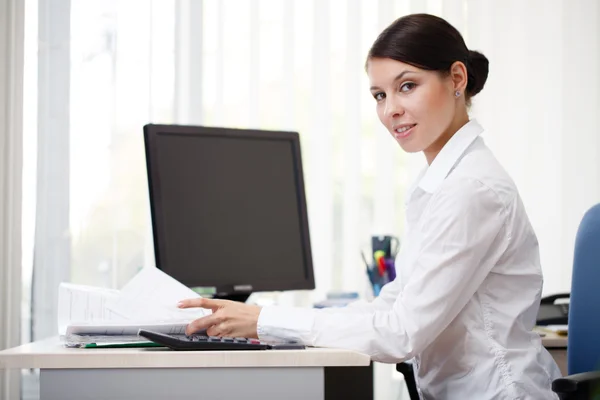 Young business woman working in office — Stock Photo, Image