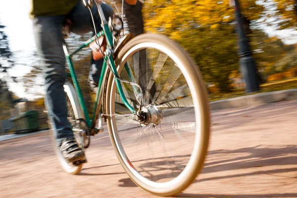 Man with bicycle riding country road — Stock Photo, Image