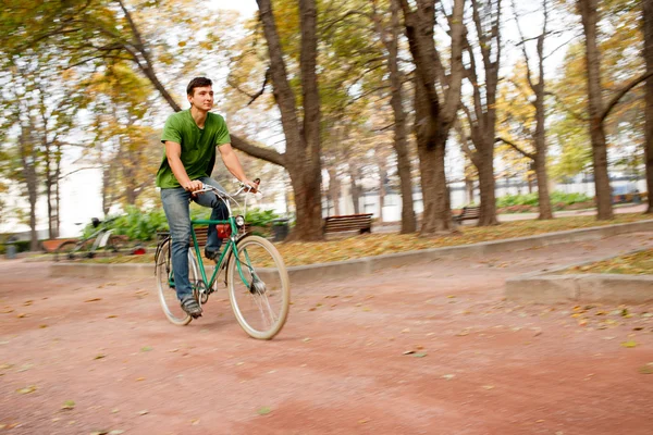 W parku sportu, jazda na rowerze — Zdjęcie stockowe