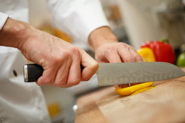 Mans hands cutting pepper. Salad preparation — Stock Photo, Image