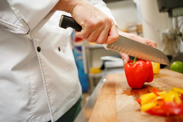 Primer plano en las manos corte de pimiento amarillo — Foto de Stock