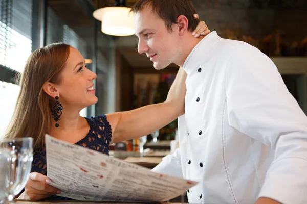 Chef discutiendo el menú con el invitado — Foto de Stock