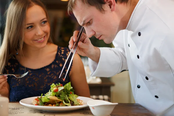 Koch dekoriert Salat. — Stockfoto