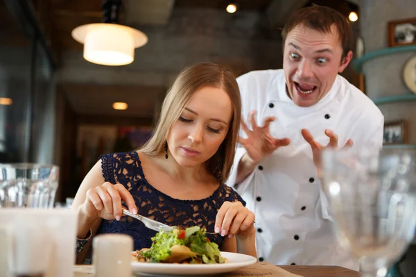 Gäste probieren ein Essen. Emotion-Konzept der Köche — Stockfoto