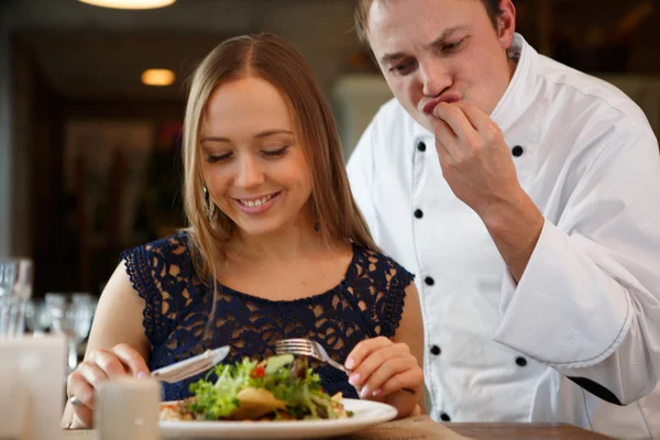 Guest taste a food. Chefs emotion concept — Stock Photo, Image