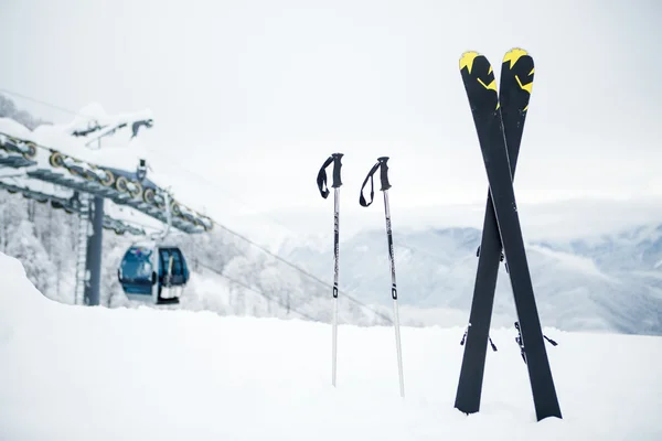 Equipo de esquí en la nieve — Foto de Stock