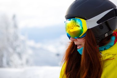 Kayak güneş gözlüklü genç kadın