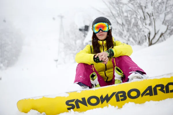 高山の雪の上に座ってスノーボーダー — ストック写真