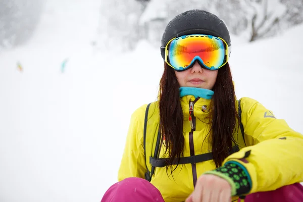 Portret van mooie girlsitting op sneeuw — Stockfoto