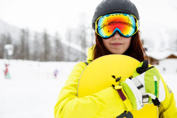 Bir snowboard ile güzel kadın — Stok fotoğraf