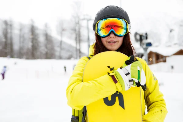 Όμορφη γυναίκα με ένα snowboard — Φωτογραφία Αρχείου