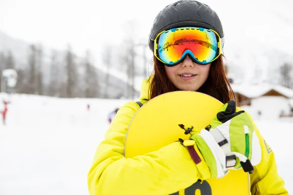 Belle femme avec un snowboard — Photo