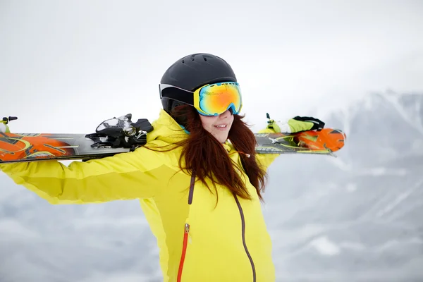 スキーヤー、スキー、冬のスポーツ - 女性スキーヤーの肖像画 — ストック写真