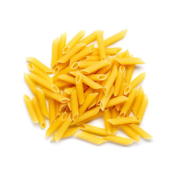 Rauwe Italiaanse penne rigate pasta geïsoleerd op witte achtergrond — Stockfoto