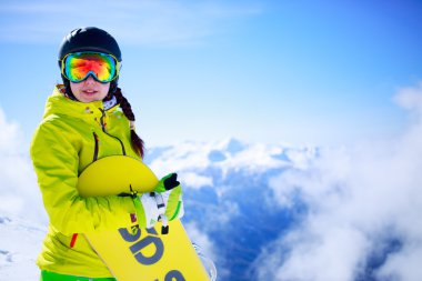 Sporcu ile snowboard ayakta dağ manzarası
