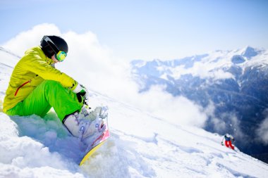 oturan snowboarder