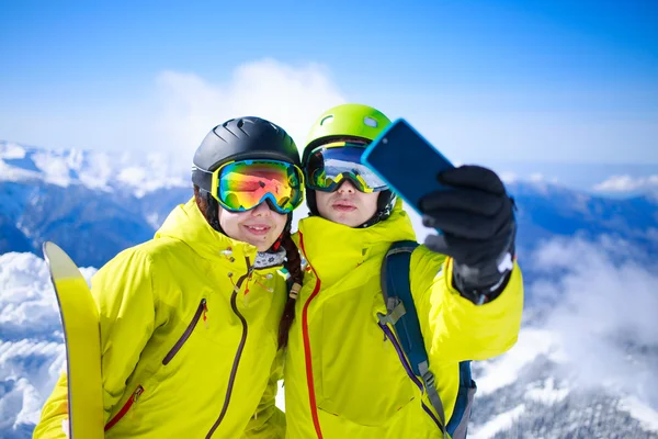 Jeune couple prenant un selfie — Photo