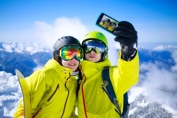 Pareja joven tomando una selfie —  Fotos de Stock