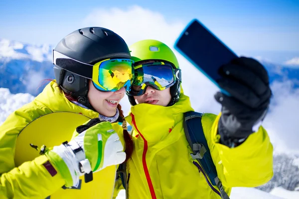 Pareja joven tomando una selfie — Foto de Stock