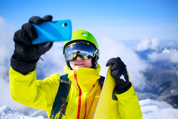 Homem de roupas de inverno tirando uma selfie — Fotografia de Stock
