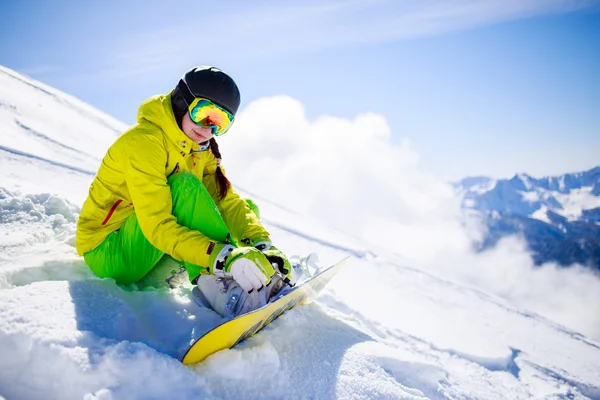 Snowboarder sitzend — Stockfoto