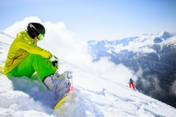 Snowboarder sentado — Foto de Stock
