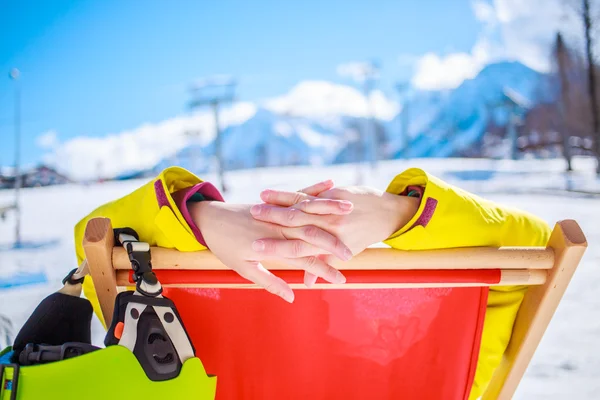 Vrouwen op bergen in de winter ligt op ligstoel — Stockfoto