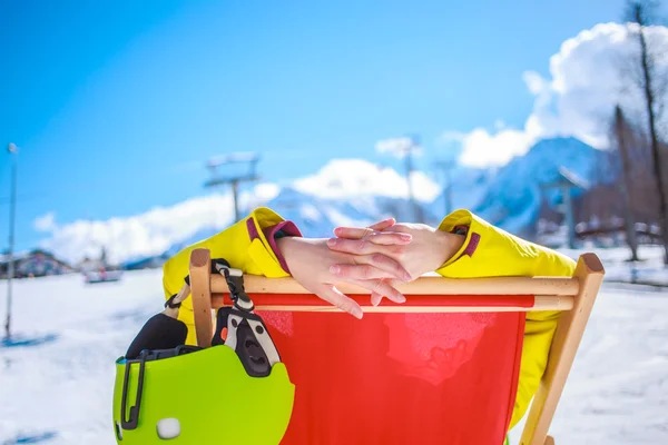 Les femmes dans les montagnes en hiver repose sur des chaises longues — Photo