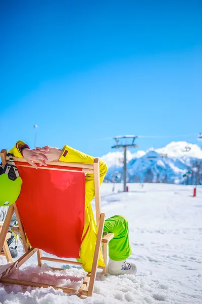 Wanita di gunung-gunung di musim dingin terletak pada sun-lounger — Stok Foto