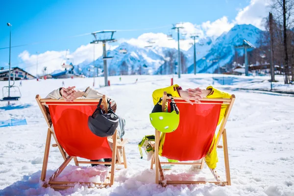 Couple at mountains in winter — Stock Photo, Image