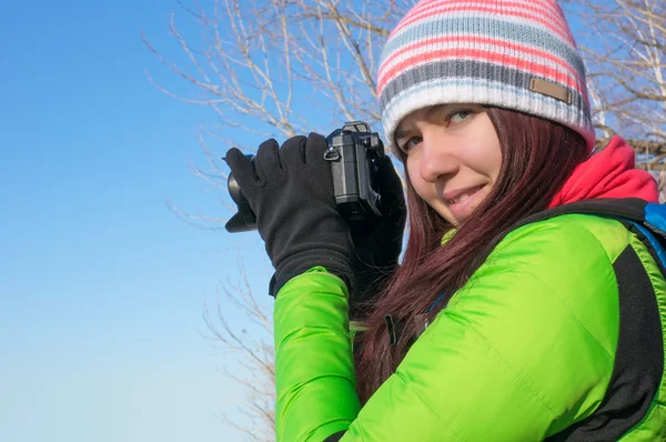 Ung kvinna fotograferad med en kamera — Stockfoto