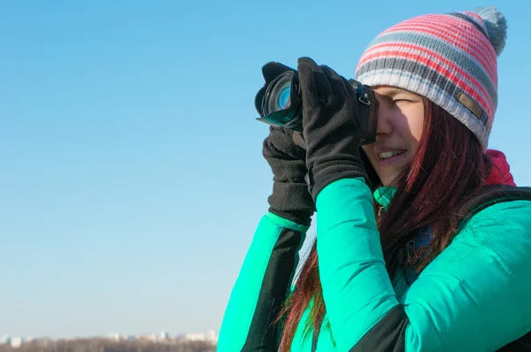 Jeune femme photographiée avec un appareil photo — Photo