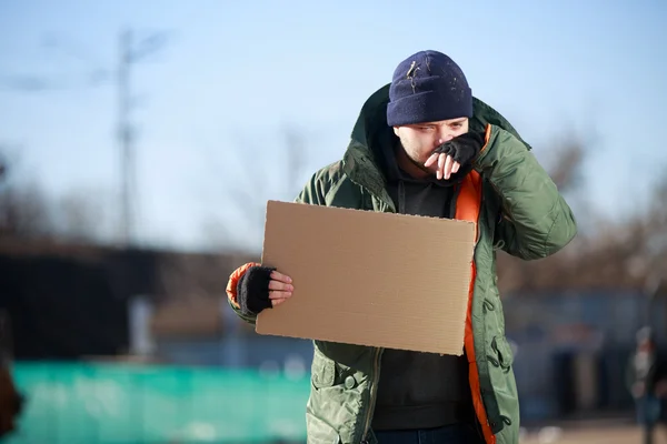 Hemlös man håller Tom kartong för egen text — Stockfoto