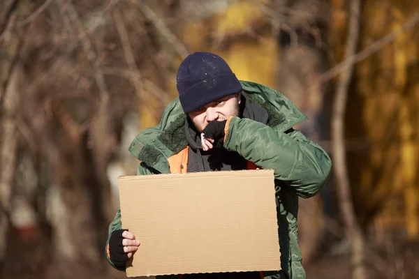 Homeless homme détient carton blanc pour votre propre texte — Photo