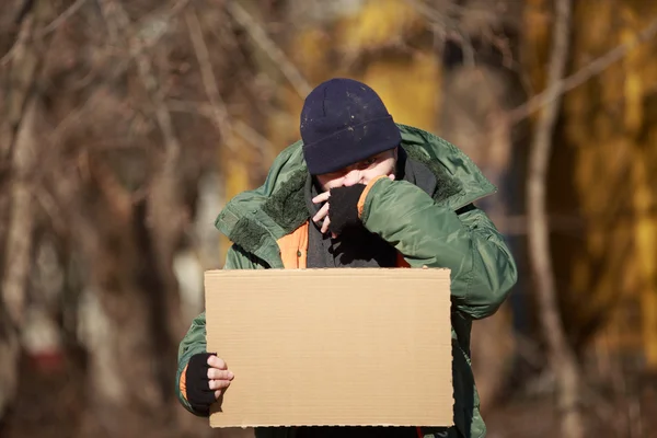 Homeless homme détient carton blanc pour votre propre texte — Photo