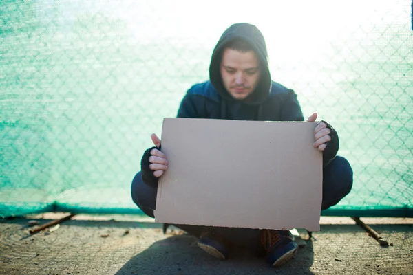 Omul fără adăpost deține carton gol pentru textul tău — Fotografie, imagine de stoc