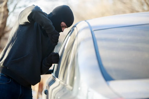 Ladrão roubando carro de automóvel na rua da luz do dia na cidade — Fotografia de Stock