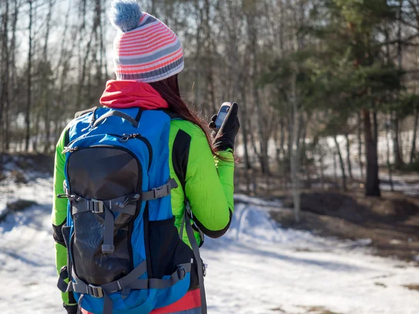 ハイカーは gps で自分の位置を追跡します。 — ストック写真