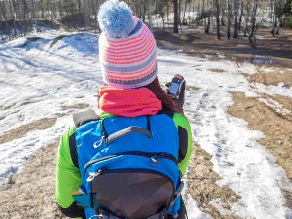 Hiker spårar sin position på gps — Stockfoto