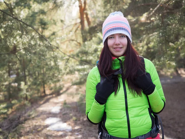 Nahaufnahme Porträt einer älteren Frau beim Wandern im Wald — Stockfoto