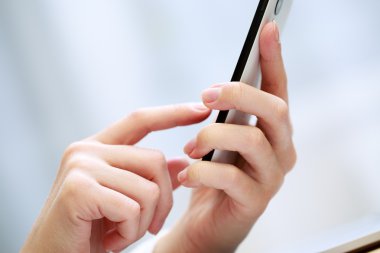 Kadın cep telefonu kullanıyor.