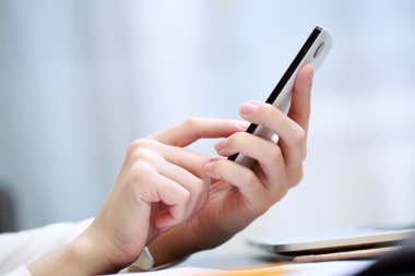 Kadın cep telefonu kullanıyor.