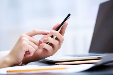 Kadın cep telefonu kullanıyor.