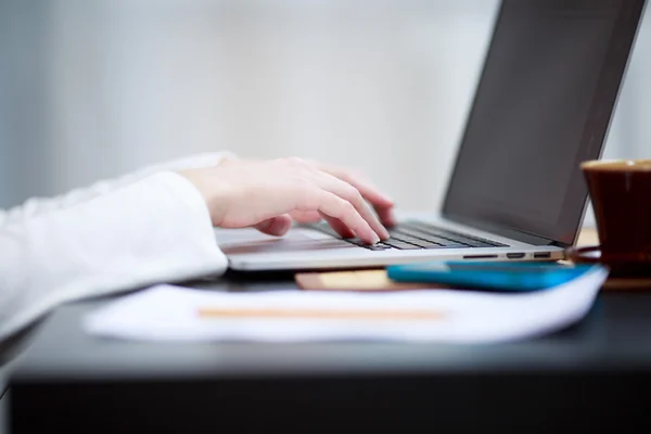 Primo piano colpo digitando sulla tastiera del computer portatile — Foto Stock