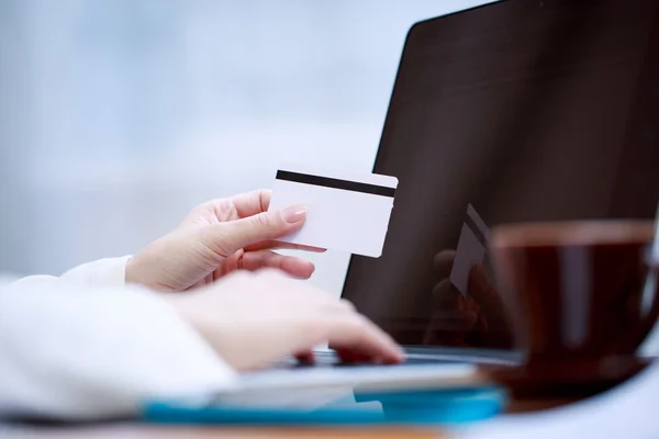 Closeup of hand with blank card — Stock Photo, Image